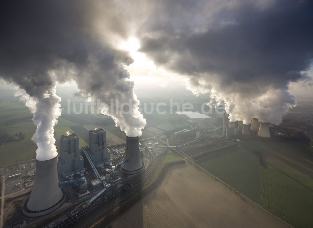 Grevenbroich von oben - Hohe Abgaswolken am Himmel über dem Kraftwerk Frimmersdorf in Grevenbroich im Bundesland Nordrhein-Westfalen