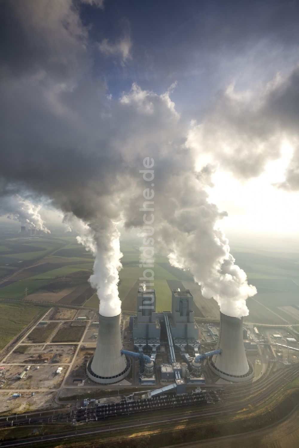 Grevenbroich aus der Vogelperspektive: Hohe Abgaswolken am Himmel über dem Kraftwerk Frimmersdorf in Grevenbroich im Bundesland Nordrhein-Westfalen