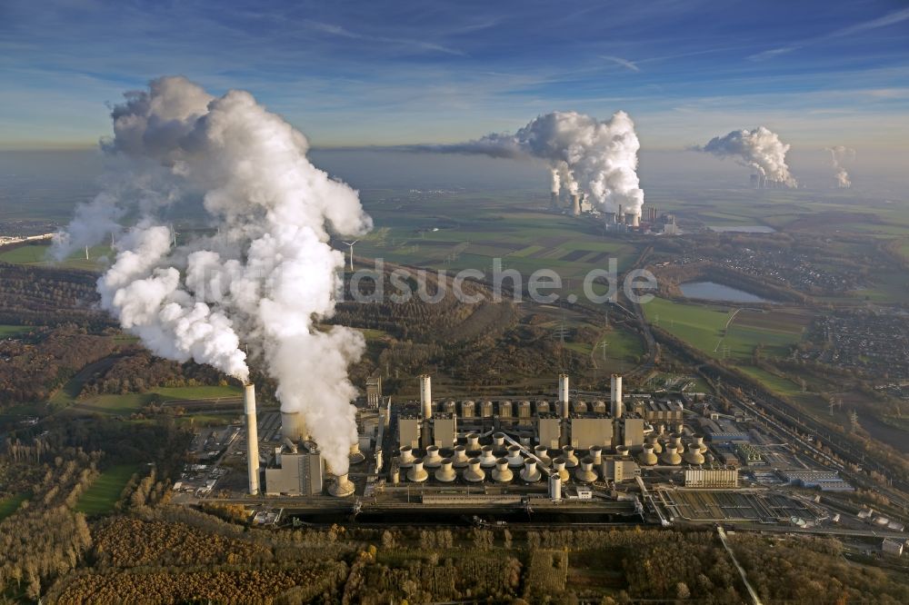 Luftbild Grevenbroich - Hohe Abgaswolken am Himmel über dem Kraftwerk Frimmersdorf in Grevenbroich im Bundesland Nordrhein-Westfalen