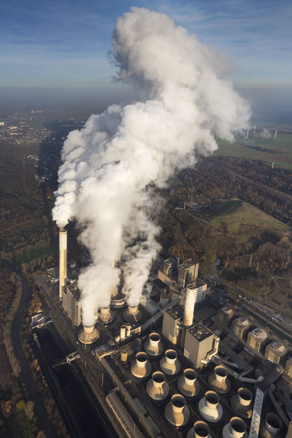 Luftaufnahme Grevenbroich - Hohe Abgaswolken am Himmel über dem Kraftwerk Frimmersdorf in Grevenbroich im Bundesland Nordrhein-Westfalen