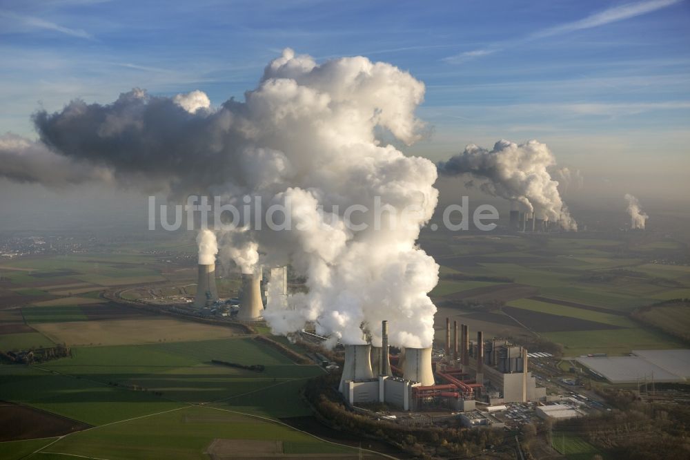 Grevenbroich von oben - Hohe Abgaswolken am Himmel über dem Kraftwerk Frimmersdorf in Grevenbroich im Bundesland Nordrhein-Westfalen