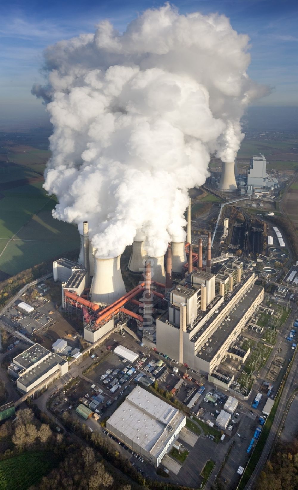 Grevenbroich aus der Vogelperspektive: Hohe Abgaswolken am Himmel über dem Kraftwerk Frimmersdorf in Grevenbroich im Bundesland Nordrhein-Westfalen