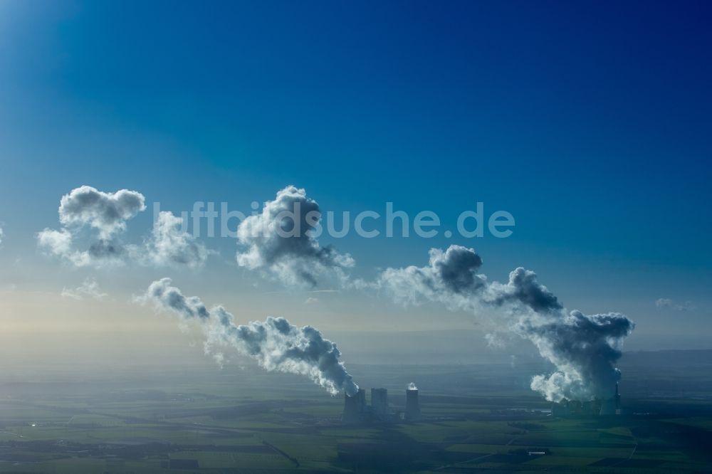 Grevenbroich von oben - Hohe Abgaswolken am Himmel über dem Kraftwerk Frimmersdorf in Grevenbroich im Bundesland Nordrhein-Westfalen