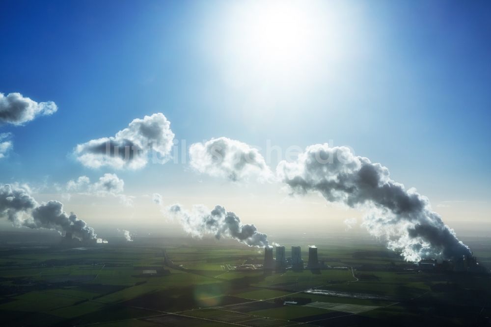 Luftaufnahme Grevenbroich - Hohe Abgaswolken am Himmel über dem Kraftwerk Frimmersdorf in Grevenbroich im Bundesland Nordrhein-Westfalen