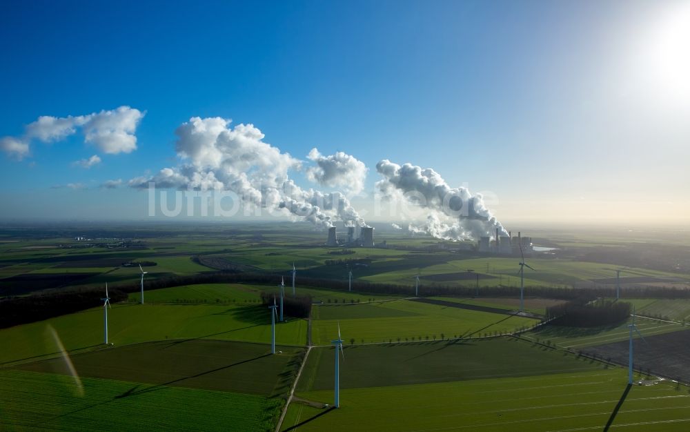 Luftaufnahme Grevenbroich - Hohe Abgaswolken am Himmel über dem Kraftwerk Frimmersdorf in Grevenbroich im Bundesland Nordrhein-Westfalen