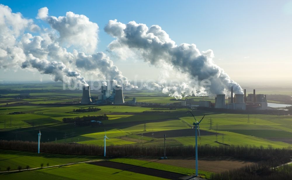 Grevenbroich aus der Vogelperspektive: Hohe Abgaswolken am Himmel über dem Kraftwerk Frimmersdorf in Grevenbroich im Bundesland Nordrhein-Westfalen