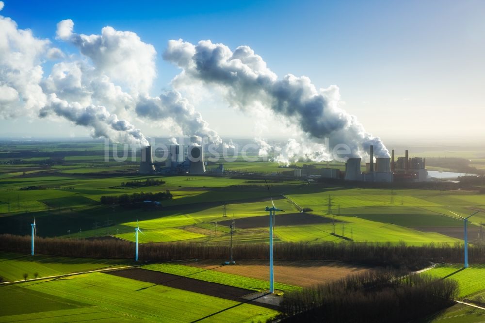 Luftbild Grevenbroich - Hohe Abgaswolken am Himmel über dem Kraftwerk Frimmersdorf in Grevenbroich im Bundesland Nordrhein-Westfalen