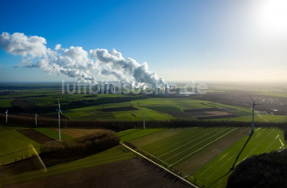 Luftaufnahme Grevenbroich - Hohe Abgaswolken am Himmel über dem Kraftwerk Frimmersdorf in Grevenbroich im Bundesland Nordrhein-Westfalen