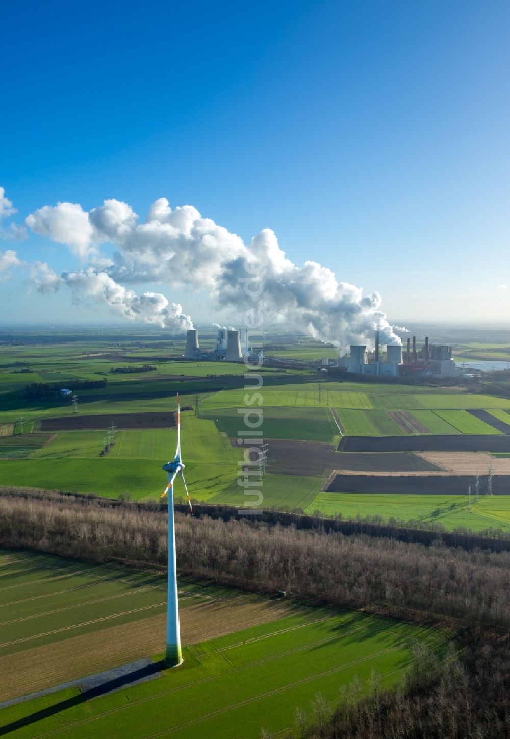 Grevenbroich aus der Vogelperspektive: Hohe Abgaswolken am Himmel über dem Kraftwerk Frimmersdorf in Grevenbroich im Bundesland Nordrhein-Westfalen