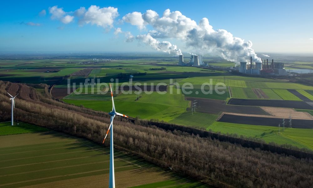 Luftbild Grevenbroich - Hohe Abgaswolken am Himmel über dem Kraftwerk Frimmersdorf in Grevenbroich im Bundesland Nordrhein-Westfalen