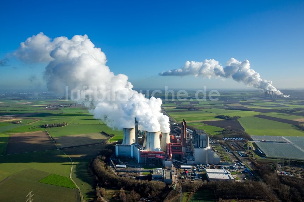 Grevenbroich aus der Vogelperspektive: Hohe Abgaswolken am Himmel über dem Kraftwerk Frimmersdorf in Grevenbroich im Bundesland Nordrhein-Westfalen