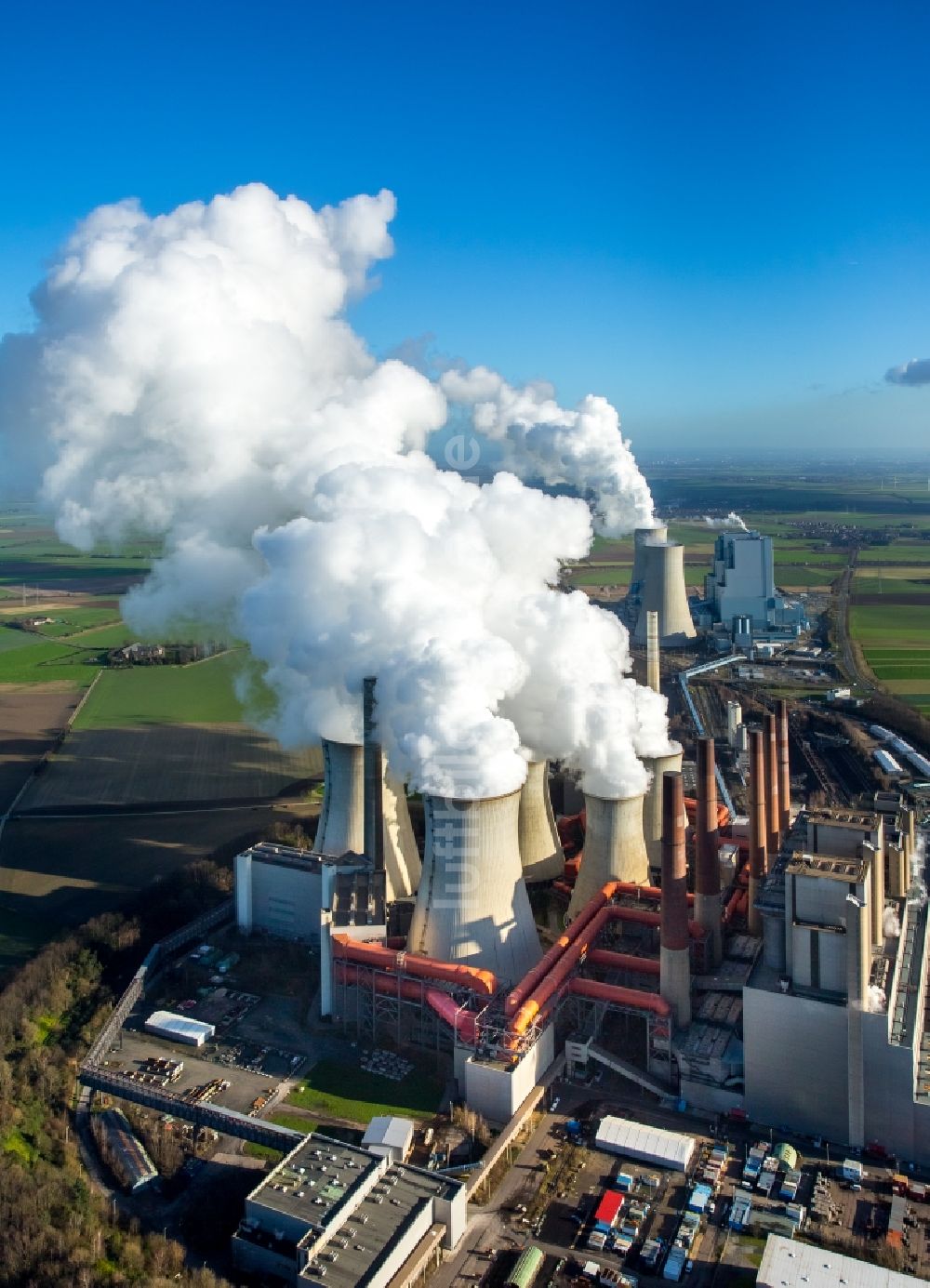 Luftbild Grevenbroich - Hohe Abgaswolken am Himmel über dem Kraftwerk Frimmersdorf in Grevenbroich im Bundesland Nordrhein-Westfalen