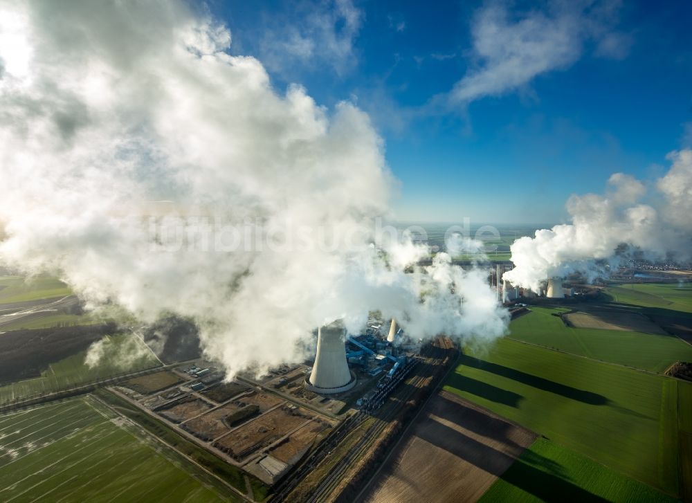 Luftaufnahme Grevenbroich - Hohe Abgaswolken am Himmel über dem Kraftwerk Frimmersdorf in Grevenbroich im Bundesland Nordrhein-Westfalen