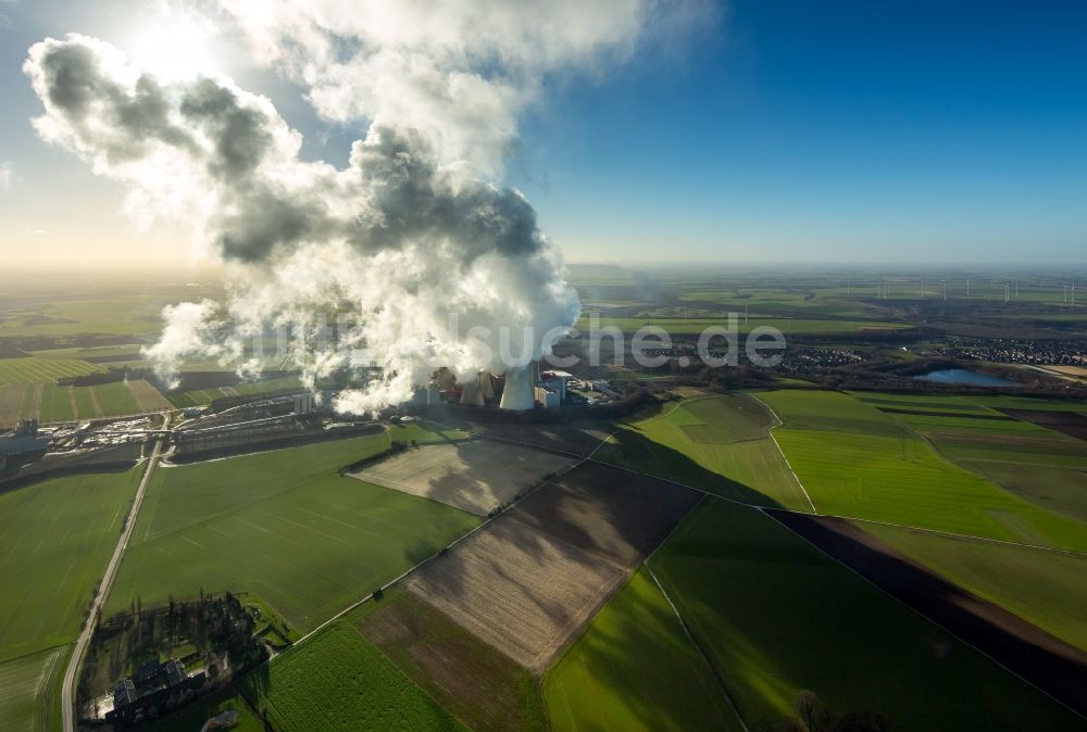 Grevenbroich aus der Vogelperspektive: Hohe Abgaswolken am Himmel über dem Kraftwerk Frimmersdorf in Grevenbroich im Bundesland Nordrhein-Westfalen