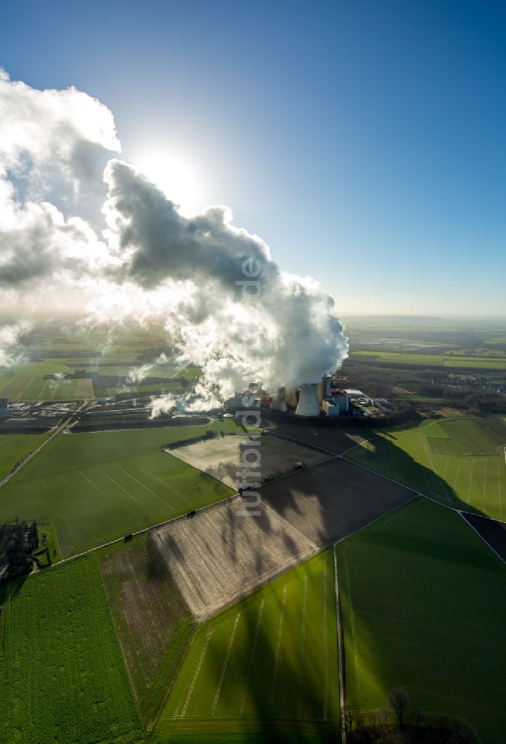 Grevenbroich von oben - Hohe Abgaswolken am Himmel über dem Kraftwerk Frimmersdorf in Grevenbroich im Bundesland Nordrhein-Westfalen