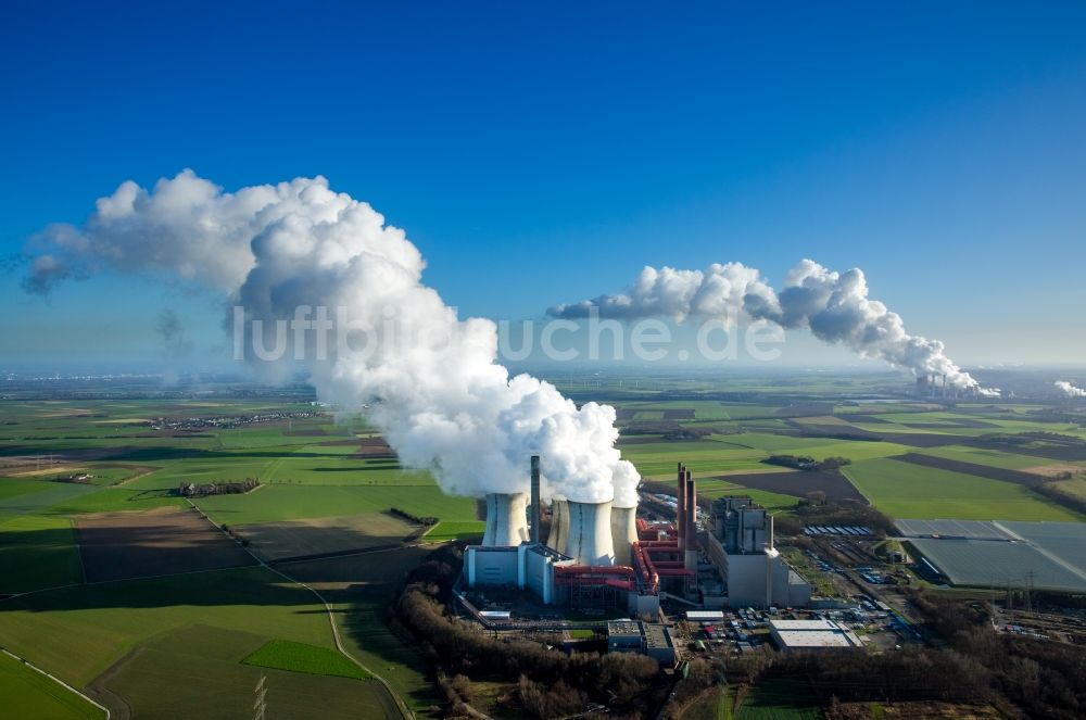 Luftaufnahme Grevenbroich - Hohe Abgaswolken am Himmel über dem Kraftwerk Frimmersdorf in Grevenbroich im Bundesland Nordrhein-Westfalen