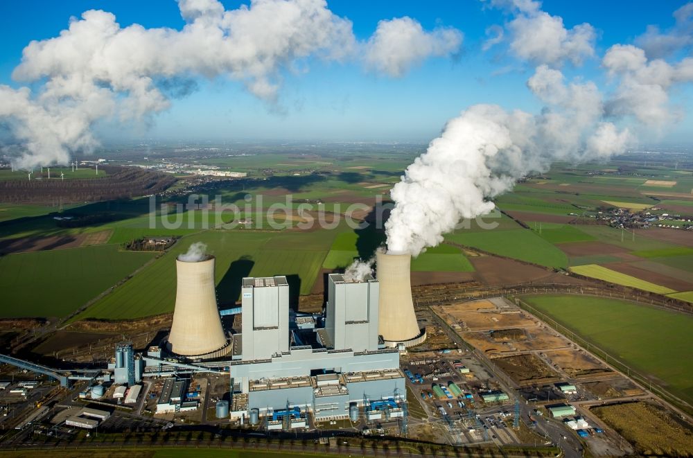 Grevenbroich aus der Vogelperspektive: Hohe Abgaswolken am Himmel über dem Kraftwerk Frimmersdorf in Grevenbroich im Bundesland Nordrhein-Westfalen