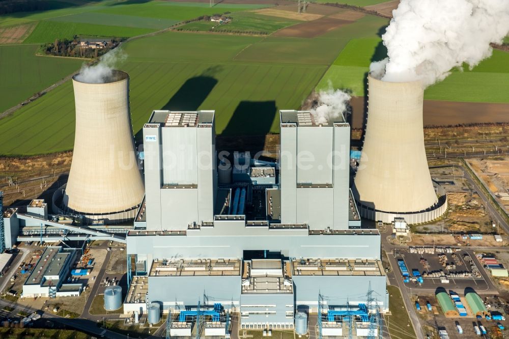 Luftaufnahme Grevenbroich - Hohe Abgaswolken am Himmel über dem Kraftwerk Frimmersdorf in Grevenbroich im Bundesland Nordrhein-Westfalen