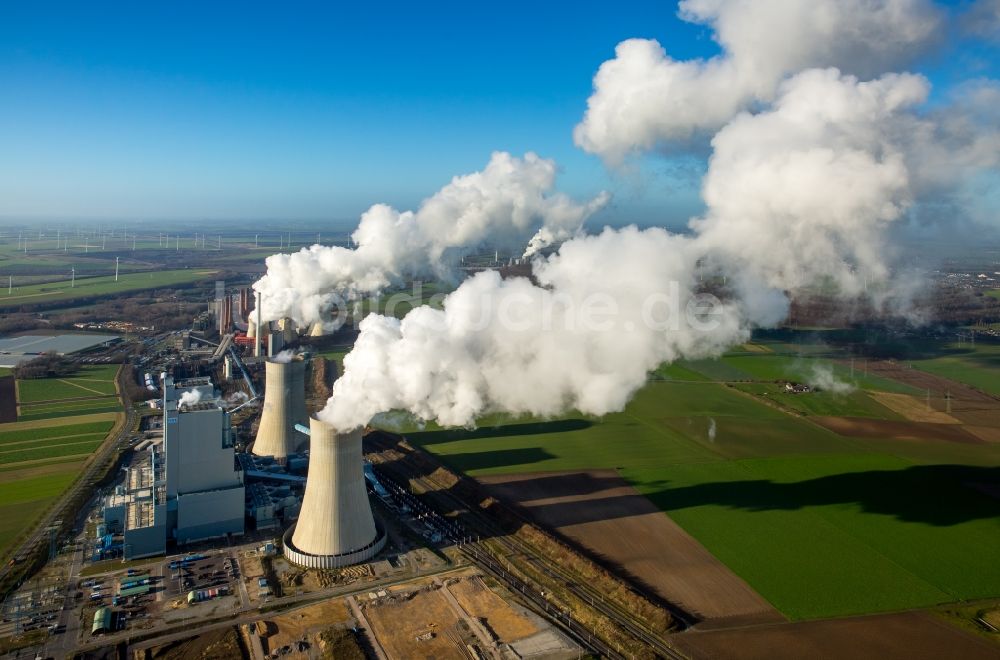 Grevenbroich von oben - Hohe Abgaswolken am Himmel über dem Kraftwerk Frimmersdorf in Grevenbroich im Bundesland Nordrhein-Westfalen