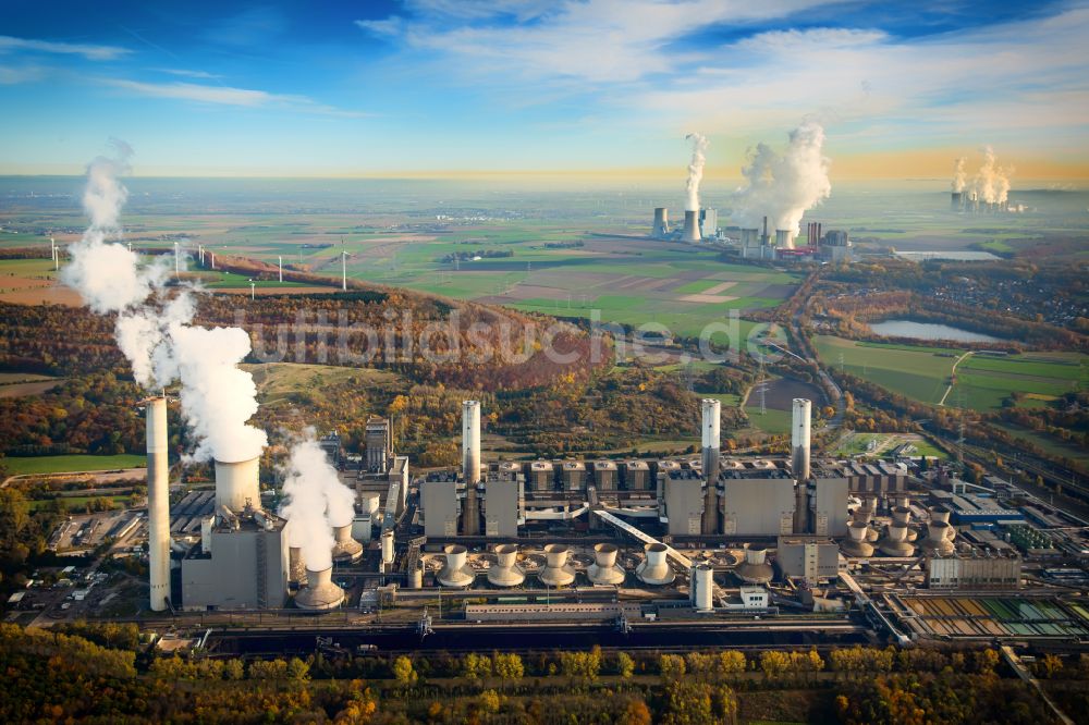 Luftaufnahme Grevenbroich - Hohe Abgaswolken am Himmel über dem