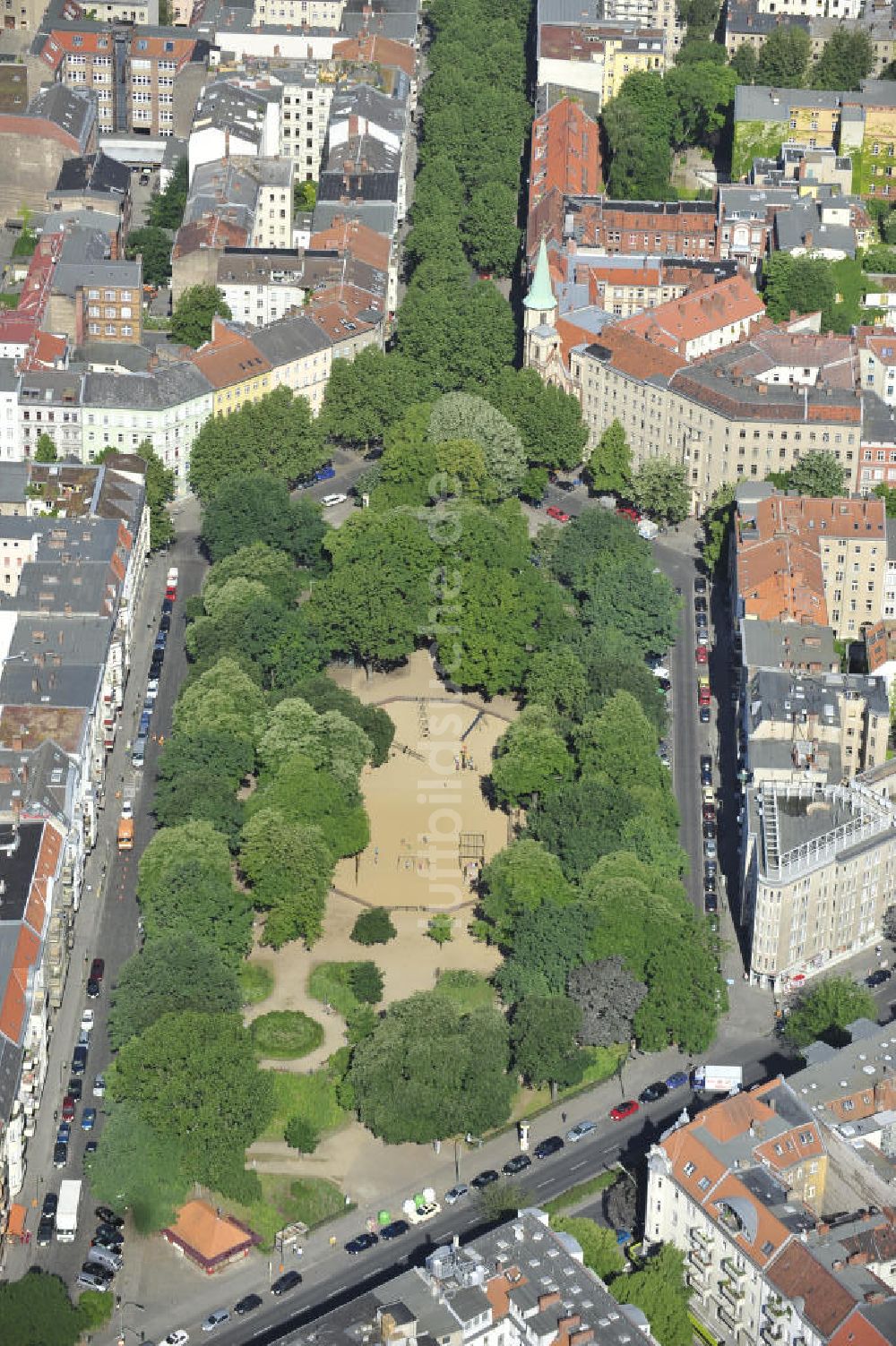 Luftaufnahme Berlin - Hohenstaufenplatz in Stadtteil Kreuzberg von Berlin