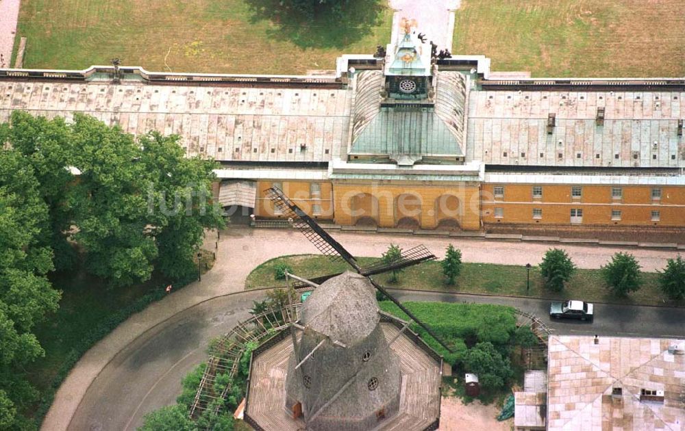 Potsdam aus der Vogelperspektive: Holländermühle am Schloß Sanssouci in Potsdam