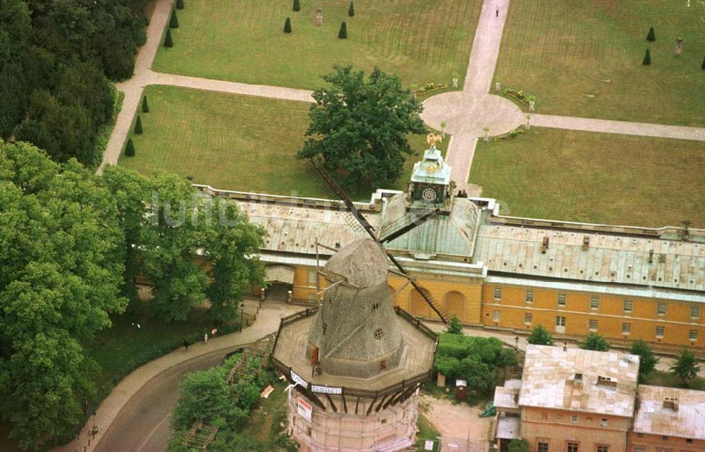 Potsdam aus der Vogelperspektive: Holländermühle am Schloß Sanssouci in Potsdam