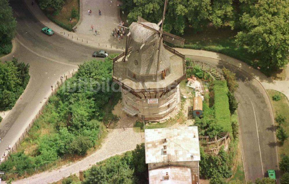 Potsdam aus der Vogelperspektive: Holländermühle am Schloß Sanssouci in Potsdam