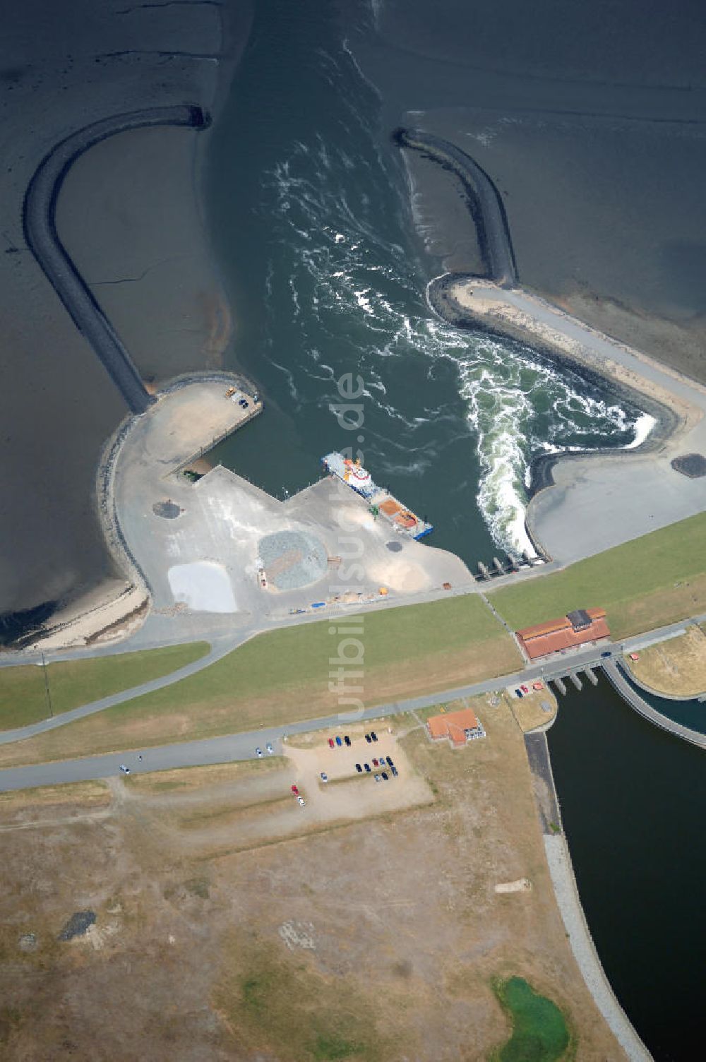 Nordstrand aus der Vogelperspektive: Holmer Siel auf der eingedeichten nordfriesischen ehemaligen Marschinsel vor Husum, Nordstrand