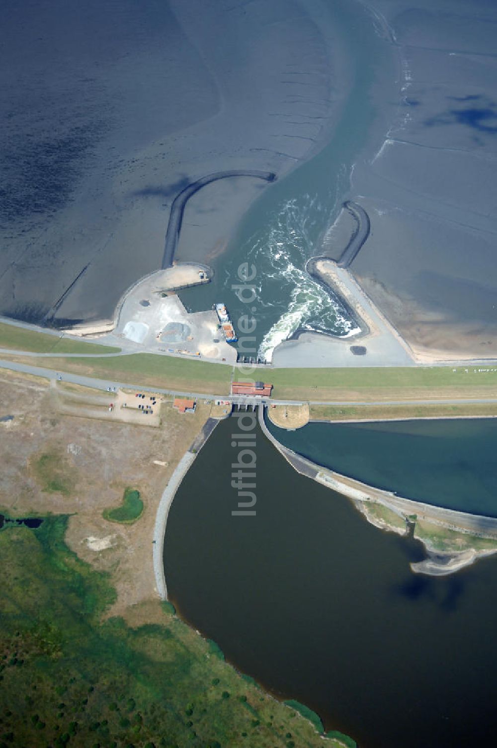 Nordstrand aus der Vogelperspektive: Holmer Siel auf der eingedeichten nordfriesischen ehemaligen Marschinsel vor Husum, Nordstrand