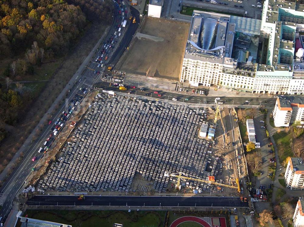 Luftaufnahme Berlin - Holocaust Denkmal am Brandenburger Tor in Berlin-Mitte