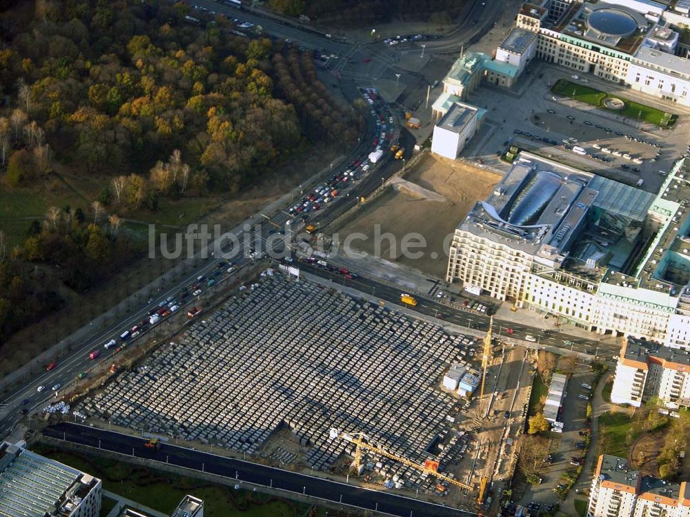 Berlin von oben - Holocaust Denkmal am Brandenburger Tor in Berlin-Mitte