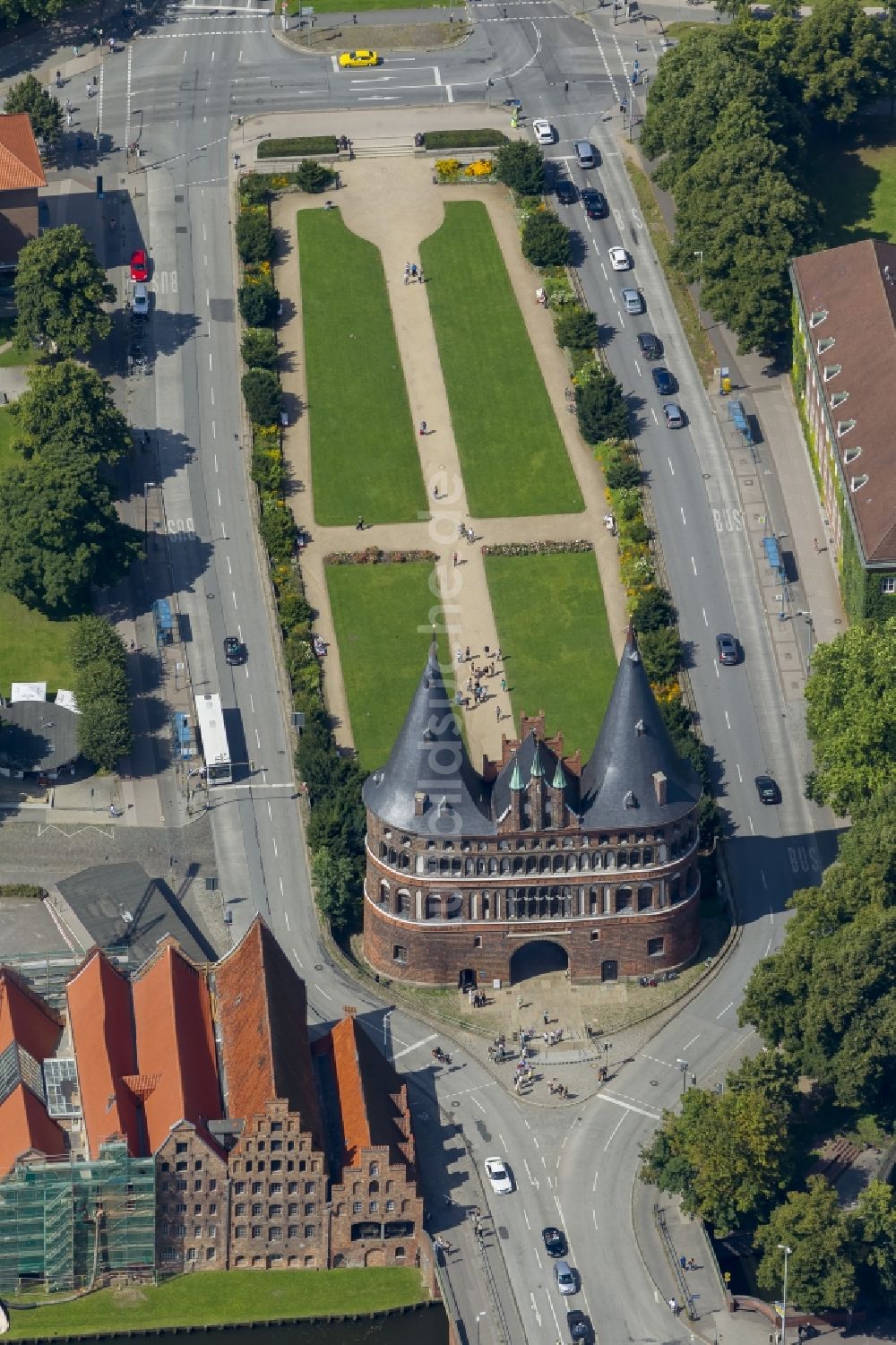 Luftaufnahme Lübeck - Holstentor in der Innenstadt des Altstadt - Zentrums von Lübeck im Bundesland Schleswig-Holstein