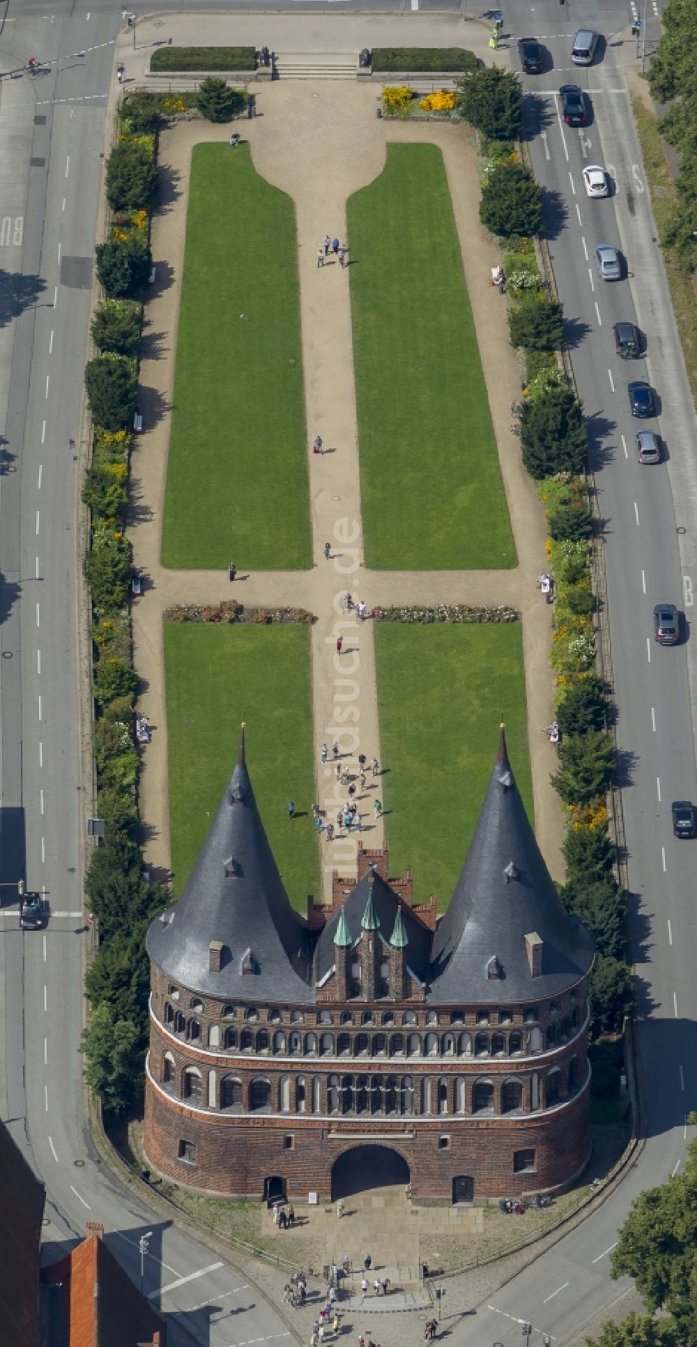 Lübeck von oben - Holstentor in der Innenstadt des Altstadt - Zentrums von Lübeck im Bundesland Schleswig-Holstein