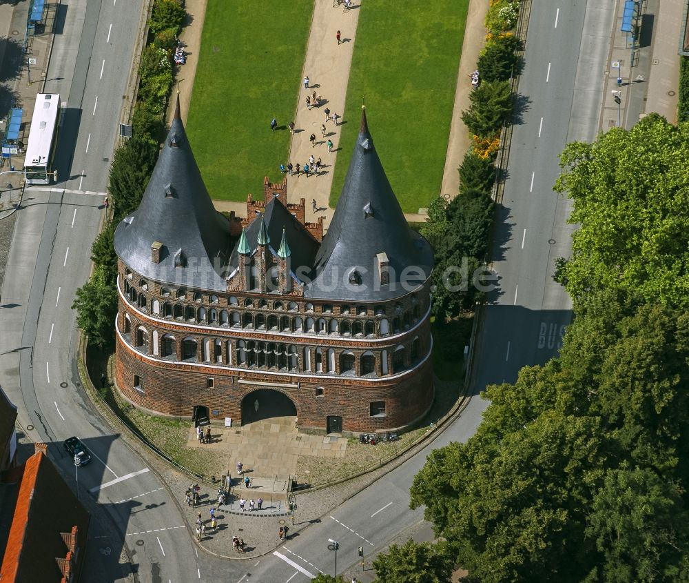 Luftbild Lübeck - Holstentor in der Innenstadt des Altstadt - Zentrums von Lübeck im Bundesland Schleswig-Holstein