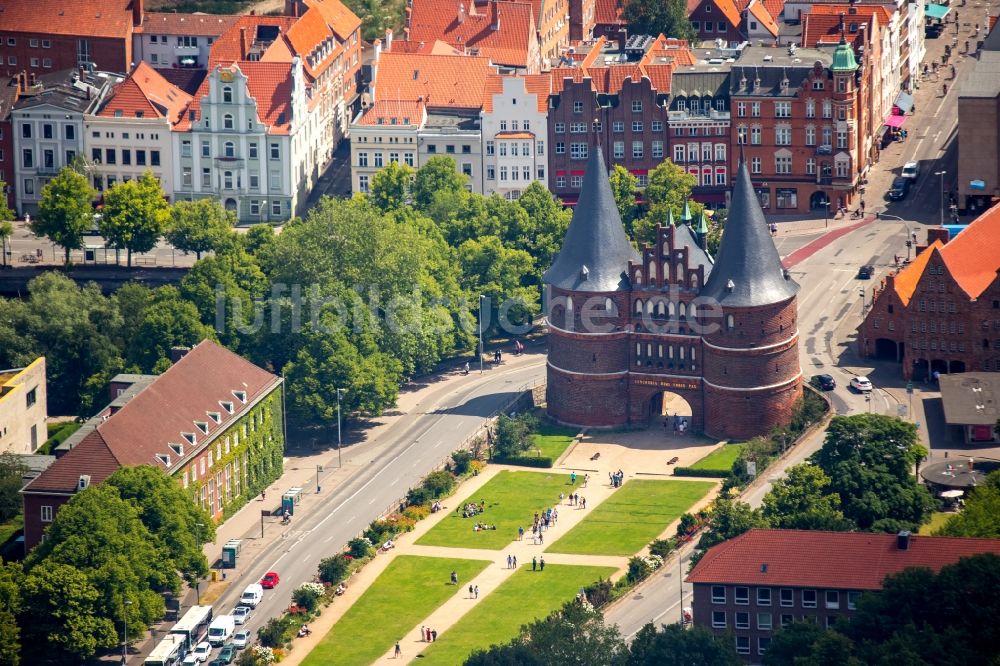 Luftbild Lübeck - Holstentor in der Innenstadt des Altstadt - Zentrums von Lübeck im Bundesland Schleswig-Holstein