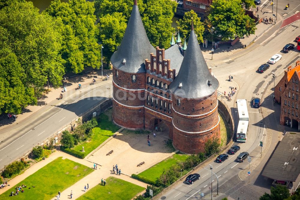 Lübeck von oben - Holstentor in der Innenstadt des Altstadt - Zentrums von Lübeck im Bundesland Schleswig-Holstein