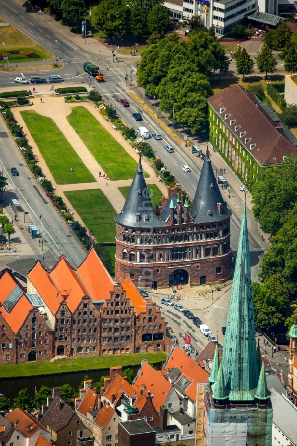 Lübeck aus der Vogelperspektive: Holstentor in der Innenstadt des Altstadt - Zentrums von Lübeck im Bundesland Schleswig-Holstein