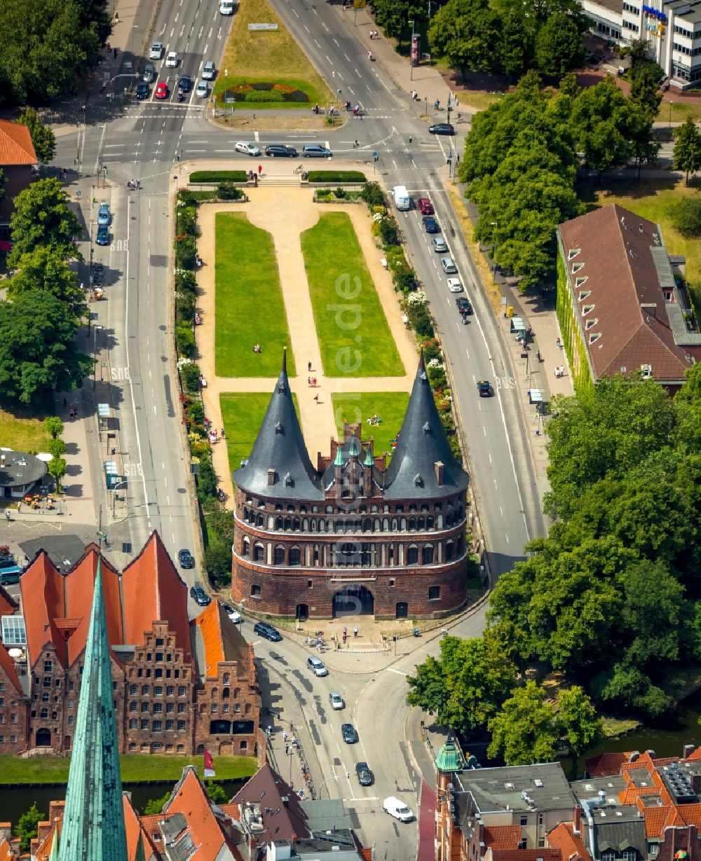 Luftbild Lübeck - Holstentor in der Innenstadt des Altstadt - Zentrums von Lübeck im Bundesland Schleswig-Holstein