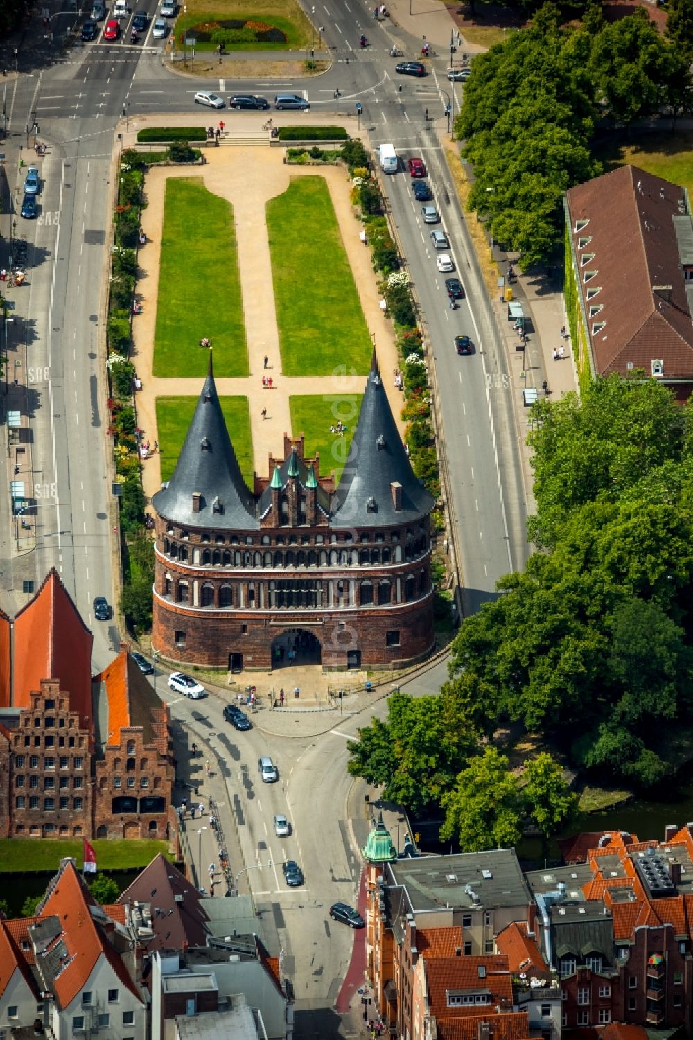 Luftaufnahme Lübeck - Holstentor in der Innenstadt des Altstadt - Zentrums von Lübeck im Bundesland Schleswig-Holstein