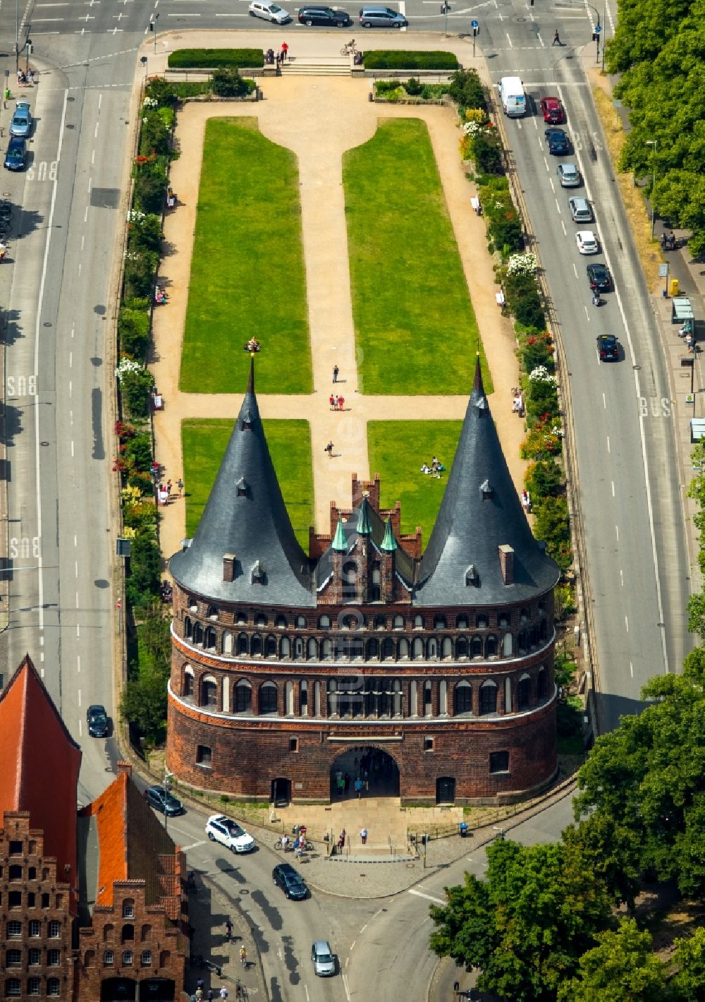 Lübeck von oben - Holstentor in der Innenstadt des Altstadt - Zentrums von Lübeck im Bundesland Schleswig-Holstein