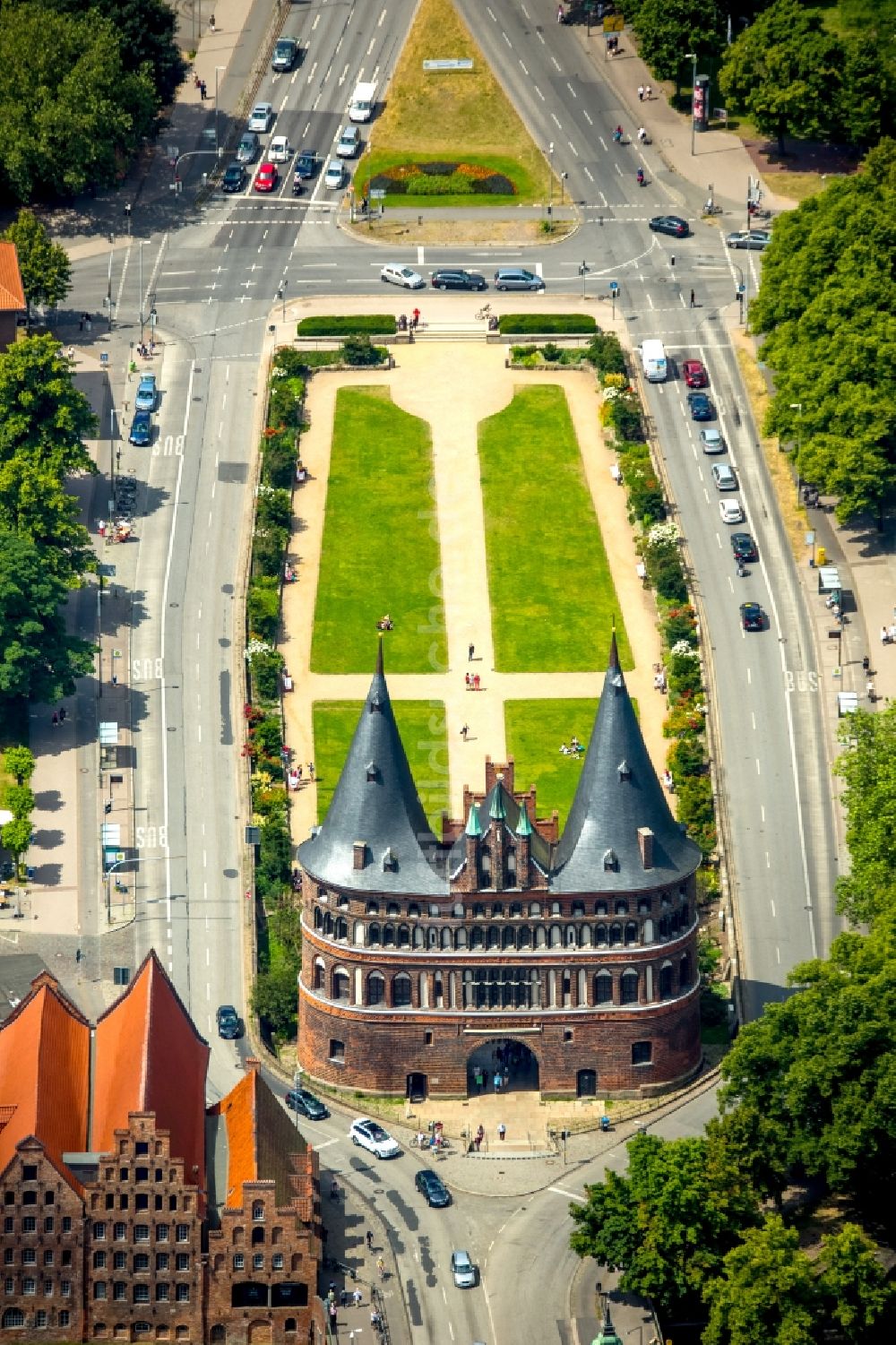 Lübeck aus der Vogelperspektive: Holstentor in der Innenstadt des Altstadt - Zentrums von Lübeck im Bundesland Schleswig-Holstein