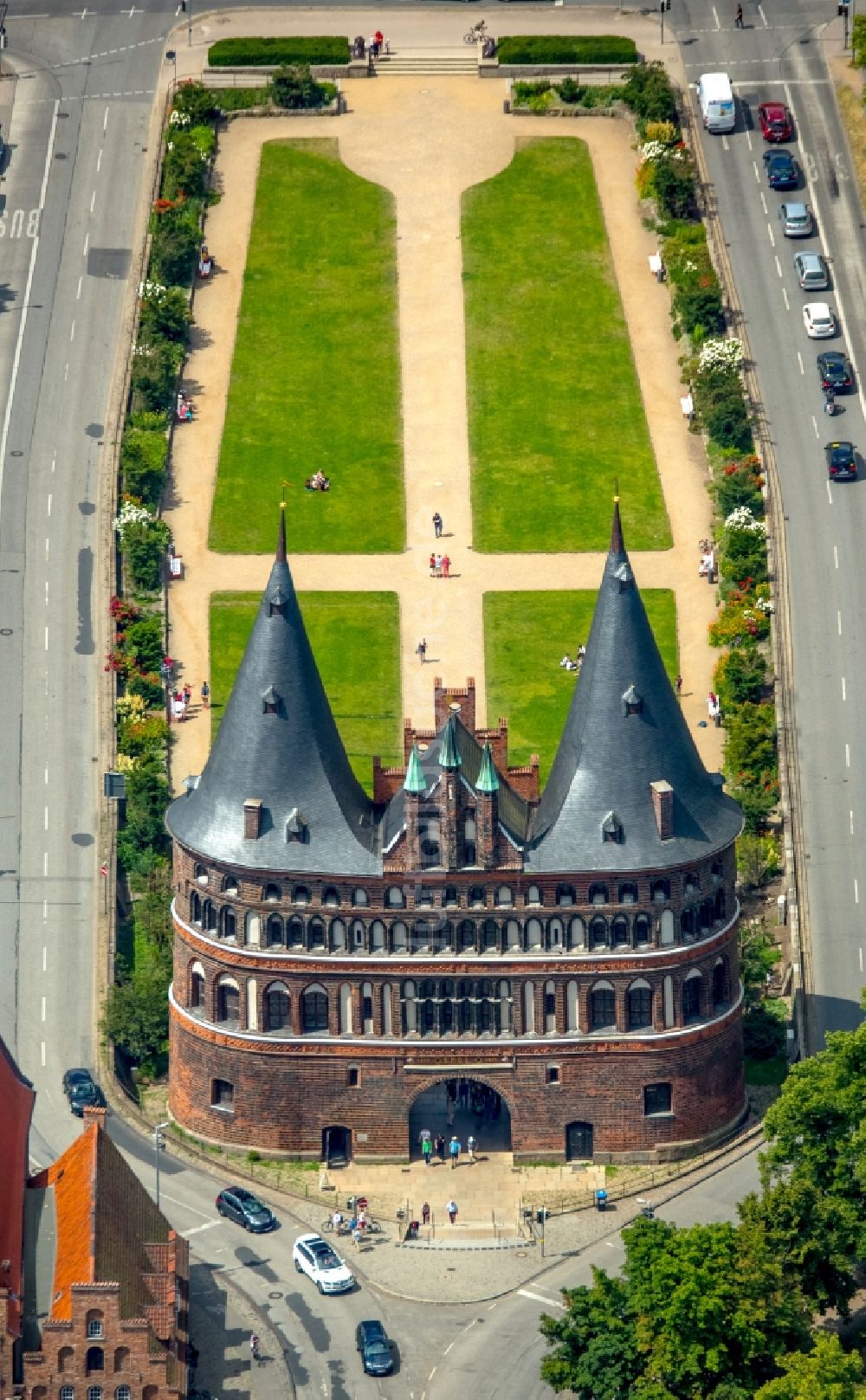 Luftbild Lübeck - Holstentor in der Innenstadt des Altstadt - Zentrums von Lübeck im Bundesland Schleswig-Holstein