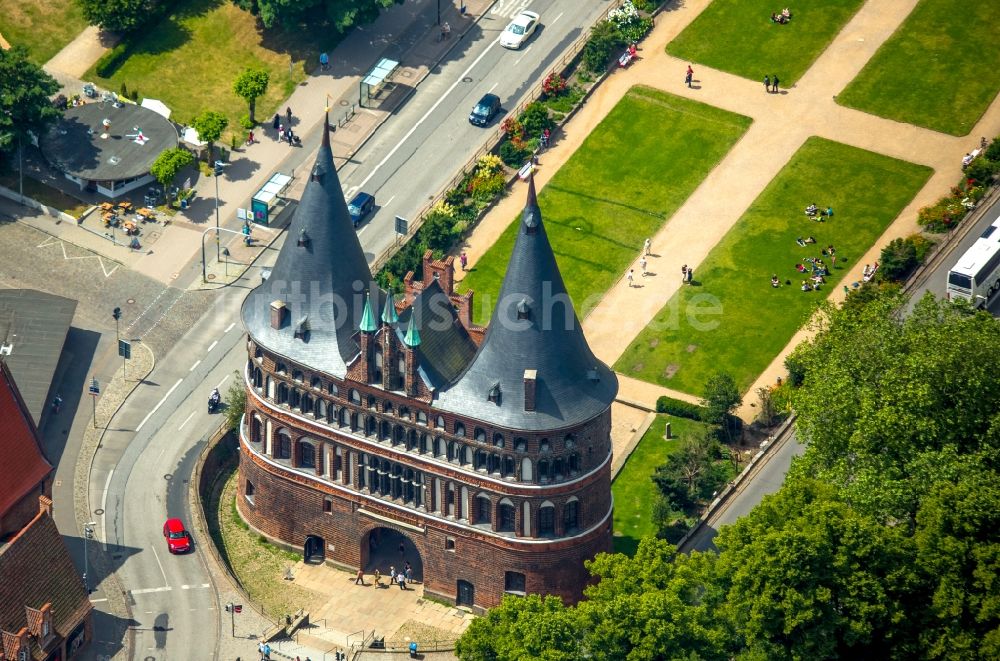 Luftaufnahme Lübeck - Holstentor in der Innenstadt des Altstadt - Zentrums von Lübeck im Bundesland Schleswig-Holstein