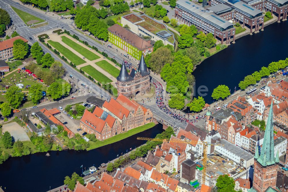 Luftbild Lübeck - Holstentor in der Innenstadt des Altstadt - Zentrums von Lübeck im Bundesland Schleswig-Holstein