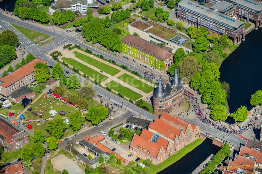 Luftaufnahme Lübeck - Holstentor in der Innenstadt des Altstadt - Zentrums von Lübeck im Bundesland Schleswig-Holstein