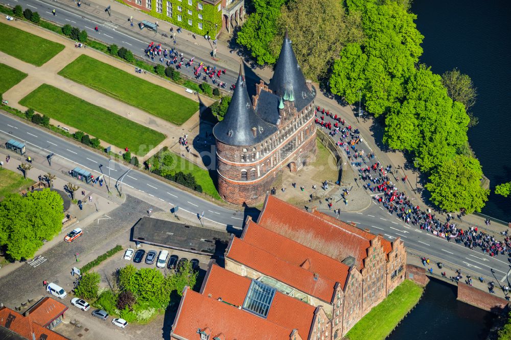 Lübeck von oben - Holstentor in der Innenstadt des Altstadt - Zentrums von Lübeck im Bundesland Schleswig-Holstein