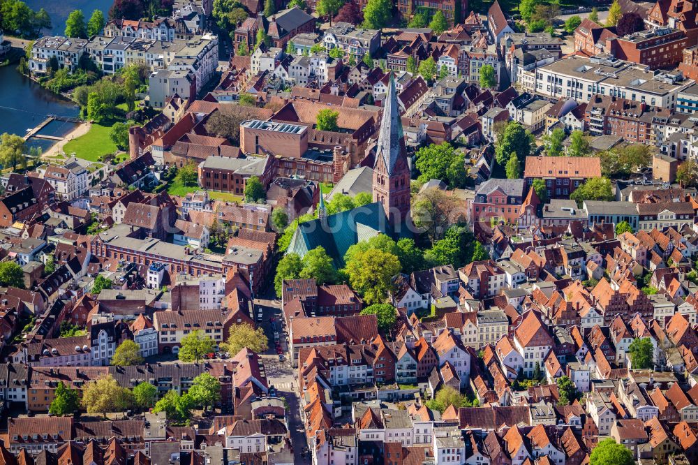 Lübeck aus der Vogelperspektive: Holstentor in der Innenstadt des Altstadt - Zentrums von Lübeck im Bundesland Schleswig-Holstein