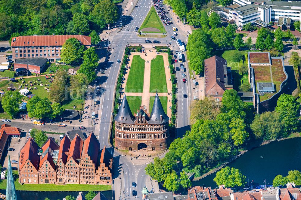 Luftaufnahme Lübeck - Holstentor in der Innenstadt des Altstadt - Zentrums von Lübeck im Bundesland Schleswig-Holstein