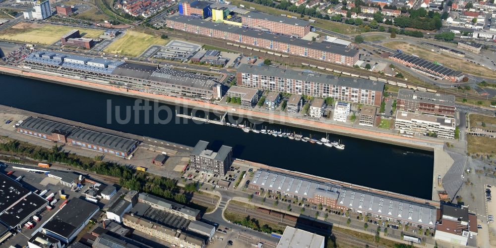 Luftaufnahme Bremen - Holz- und Fabrik- Hafen im ehemaligen Hafenrevier und Stadtquartier Überseestadt am Ufer der Weser in Bremen